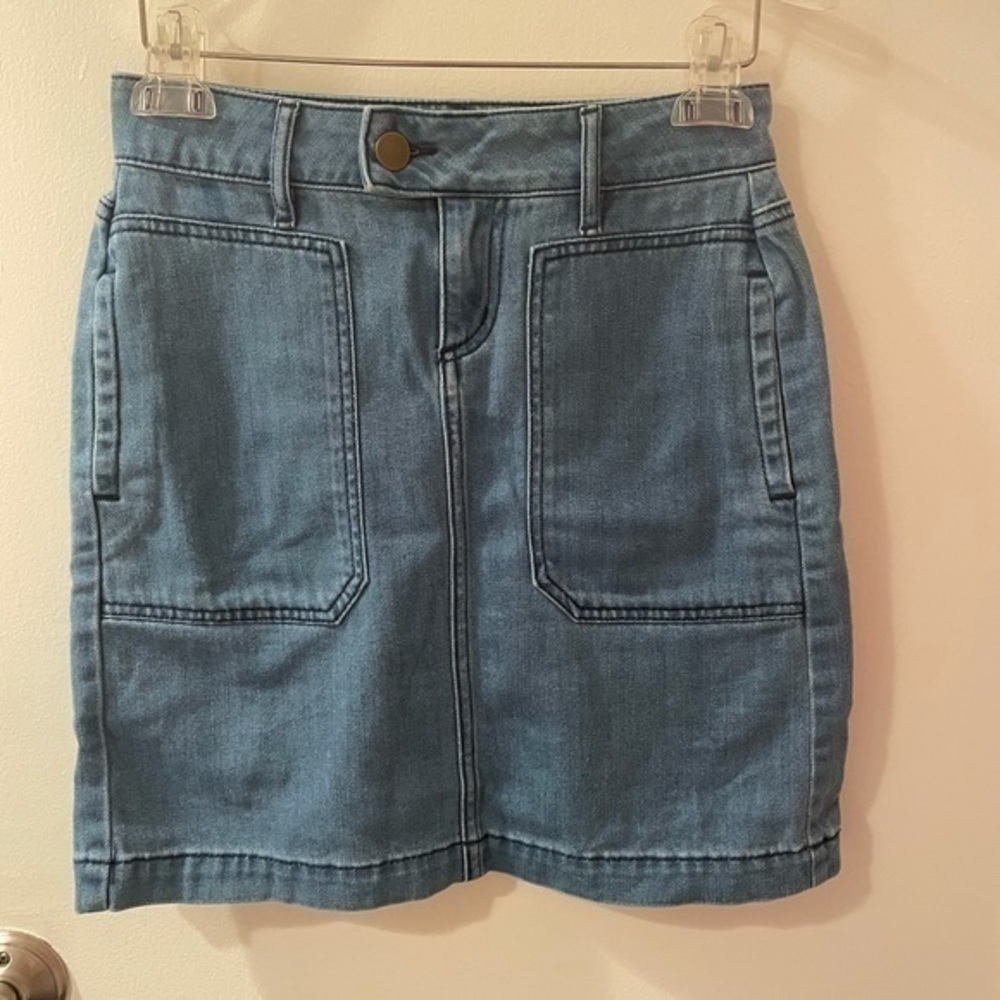 Loft Blue Denim Skirt 
Size 00
Waist: 26”
Length: 17.5”